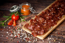 Schneller Snack für Party oder Spieleabend, Beef Jerky Chips aus Rindfleisch, Trockenfleisch, Beef Jerkey Chips