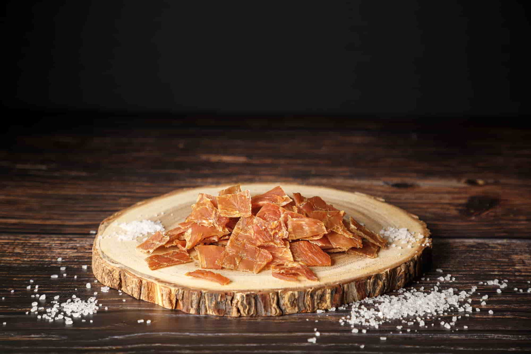 Turkey Jerky, Dörrfleisch vom Truthahn, ohne Zucker, Jerkey Chips auf Holzbrett mit Meersalz